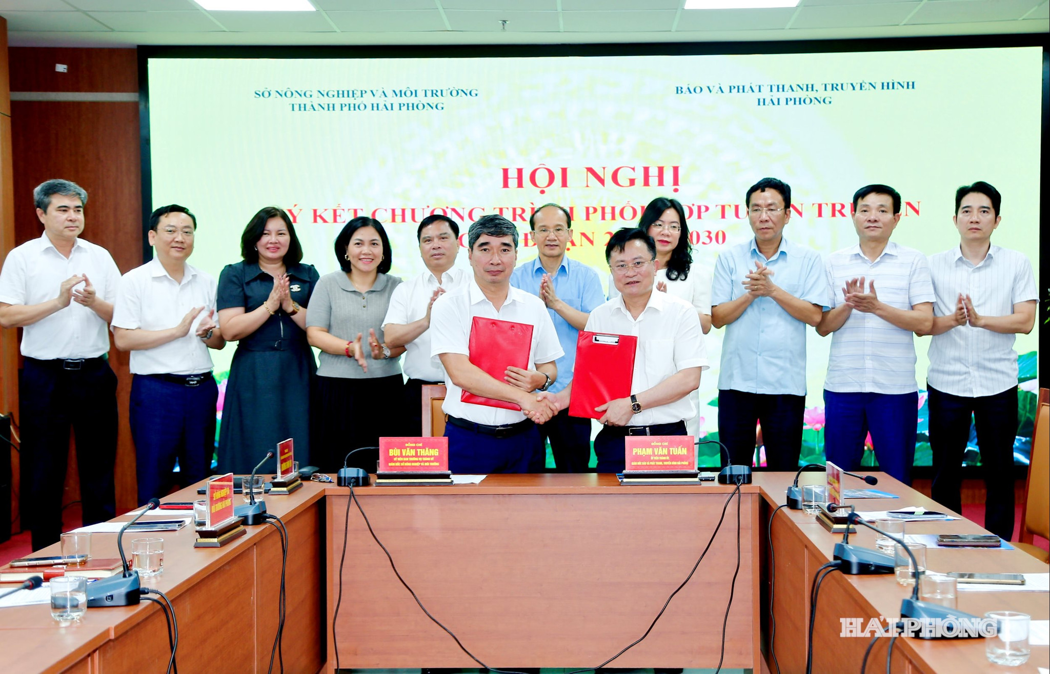 Đồng chí Bùi Văn Thăng, Uỷ viên ban Thường vụ Thành ủy, Giám đốc Sở Nông nghiệp và Môi trường cùng đồng chí Phạm Văn Tuấn, Giám đốc Báo và Phát thanh, Truyển hình Hải Phòng ký kết chương trình phối hợp tuyên truyền giai đoạn 2026-2030.