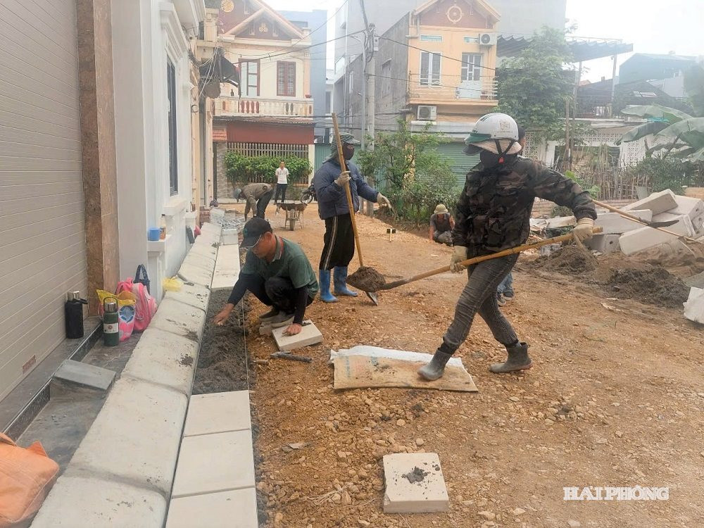Dự án cải tạo đường tại Tổ dân phố Cái Tắt đang hoàn thành những công đoạn cuối cùng để chuẩn bị trải lớp bê tông asphalt