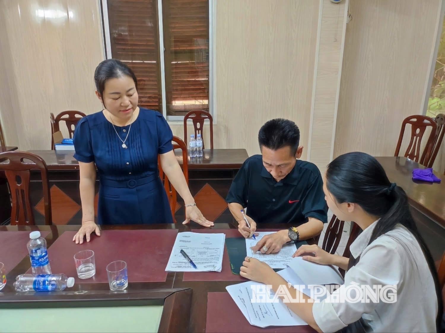 Hộ cuối cùng có đất thu hồi thực hiện Dự án xây dựng đường gom đường sắt Hà Nội – Hải Phòng đoạn qua huyện Kim Thành (cũ) nay là xã Phú Thái đã đồng thuận ký nhận phương án hỗ trợ, bồi thường.