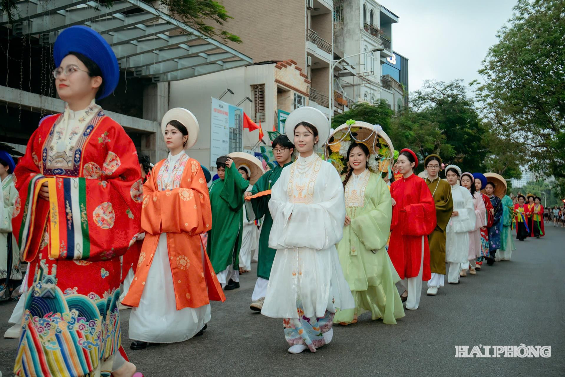 nguoi-dan-hai-phong-hoa-trong-khong-khi-le-hoi-thang-nam.-4154218e11c724eea79068b2e37816e2(1).jpg