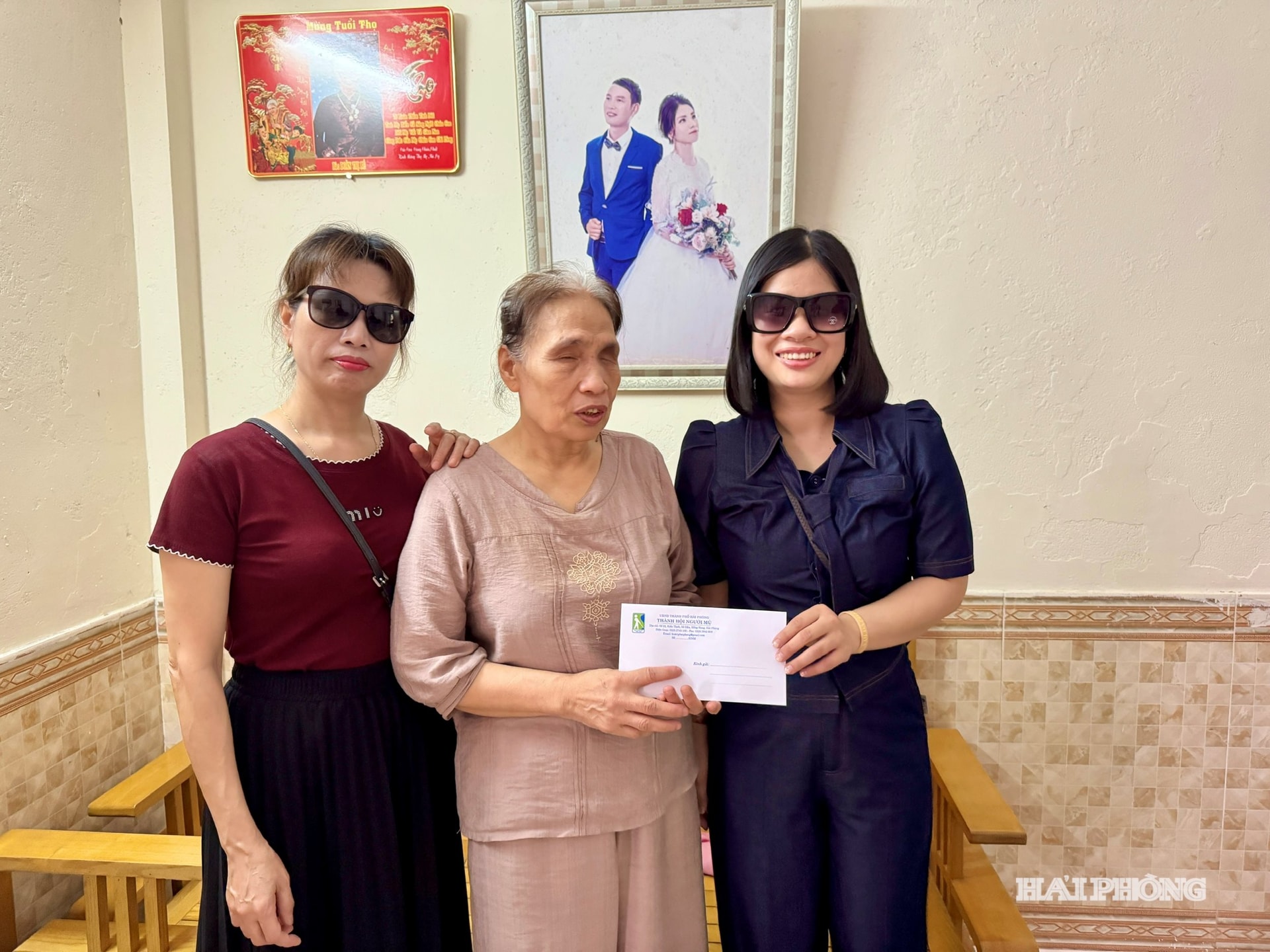 I responsabili dell'Associazione dei non vedenti di Hai Phong hanno fatto visita alla socia Doan Thi Be (quartiere di Hong Bang) e le hanno offerto dei doni.