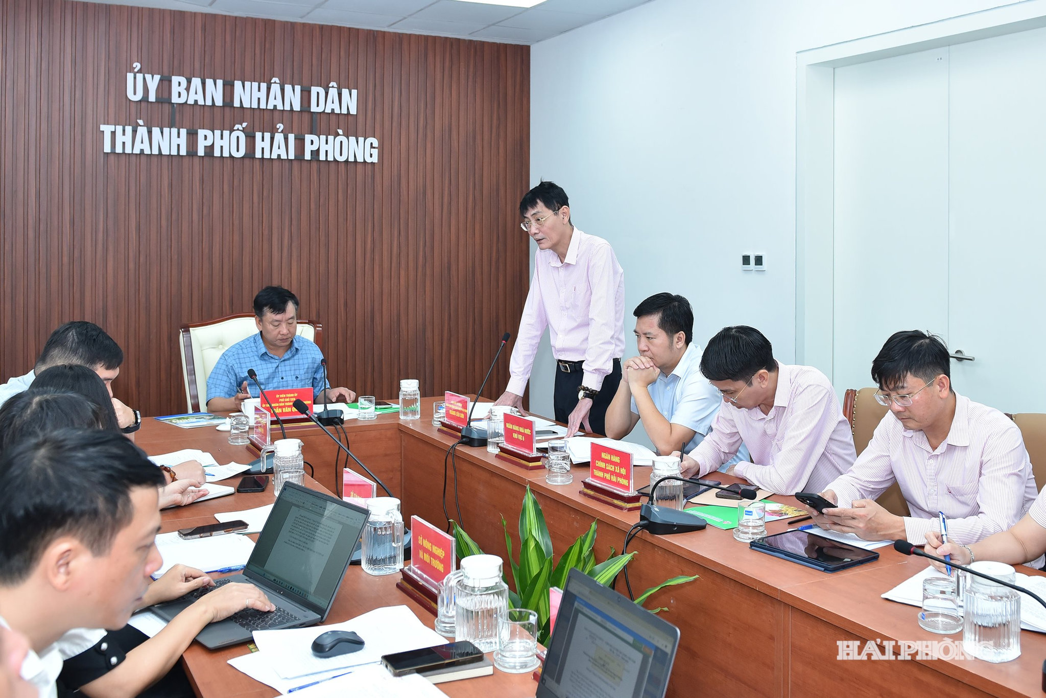 Lãnh đạo Ngân hàng Chính sách xã hội thành phố phát biểu tại cuộc họp.