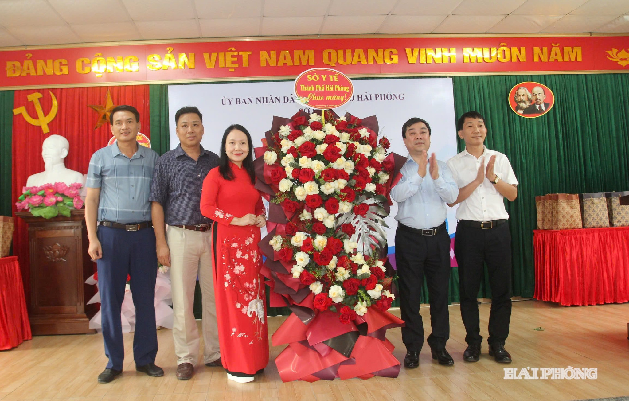 Đại diện lãnh đạo Sở Y tế tặng hoa chúc mừng nhân kỷ niệm Ngày người khuyết tật