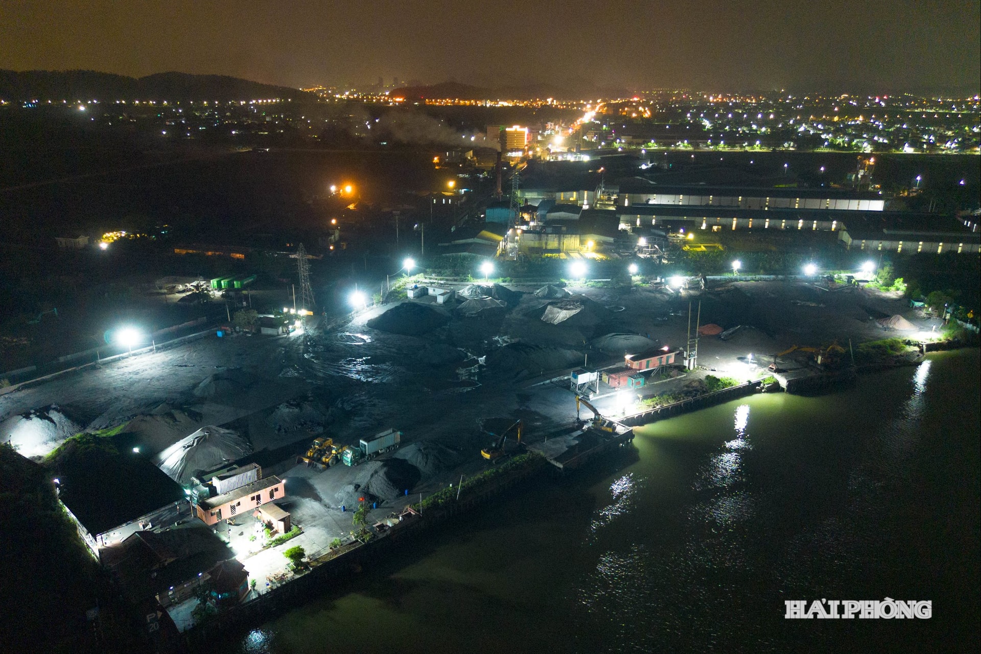 ลานถ่านหินอีกฝั่งของแม่น้ำกิงห์มอนมักปล่อยฝุ่นละอองออกมา ซึ่งถูกลมพัดพาไปยังหมู่บ้านดวงไทบัคโดยตรง