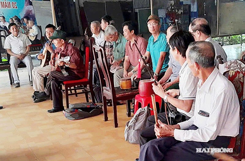 Các học viên nhạc cụ dân tộc tại lớp học