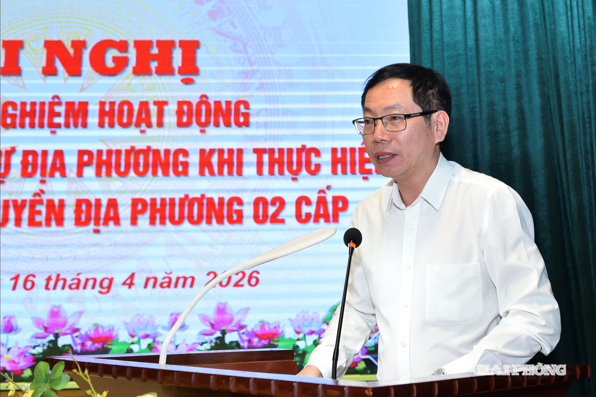 Đồng chí Vũ Tiến Phụng, Uỷ viên Ban Thường vụ Thành uỷ, Phó Chủ tịch UBND thành phố phát biểu tại hội nghị.