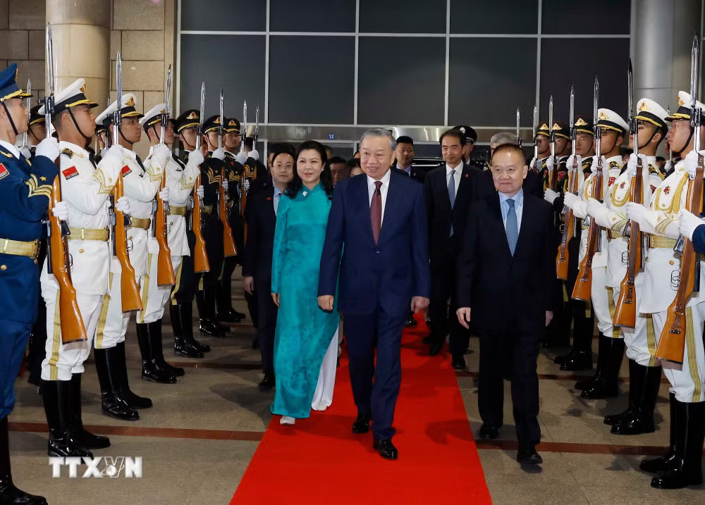 Lễ tiễn Tổng Bí thư, Chủ tịch nước Tô Lâm và Phu nhân tại ga Bắc Kinh Tây, Thủ đô Bắc Kinh. (Ảnh: Thống Nhất/TTXVN) ttxvn-tong-bi-thu-chu-tich-nuoc-to-lam-va-phu-nhan-tham-thanh-pho-nam-ninh-trung-quoc-1.jpg
