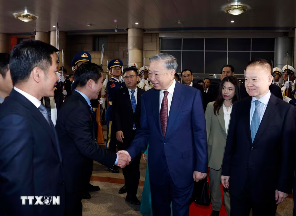 Lễ tiễn Tổng Bí thư, Chủ tịch nước Tô Lâm và Phu nhân tại ga Bắc Kinh Tây, Thủ đô Bắc Kinh. (Ảnh: Thống Nhất/TTXVN) ttxvn-tong-bi-thu-chu-tich-nuoc-to-lam-va-phu-nhan-tham-thanh-pho-nam-ninh-trung-quoc-4.jpg