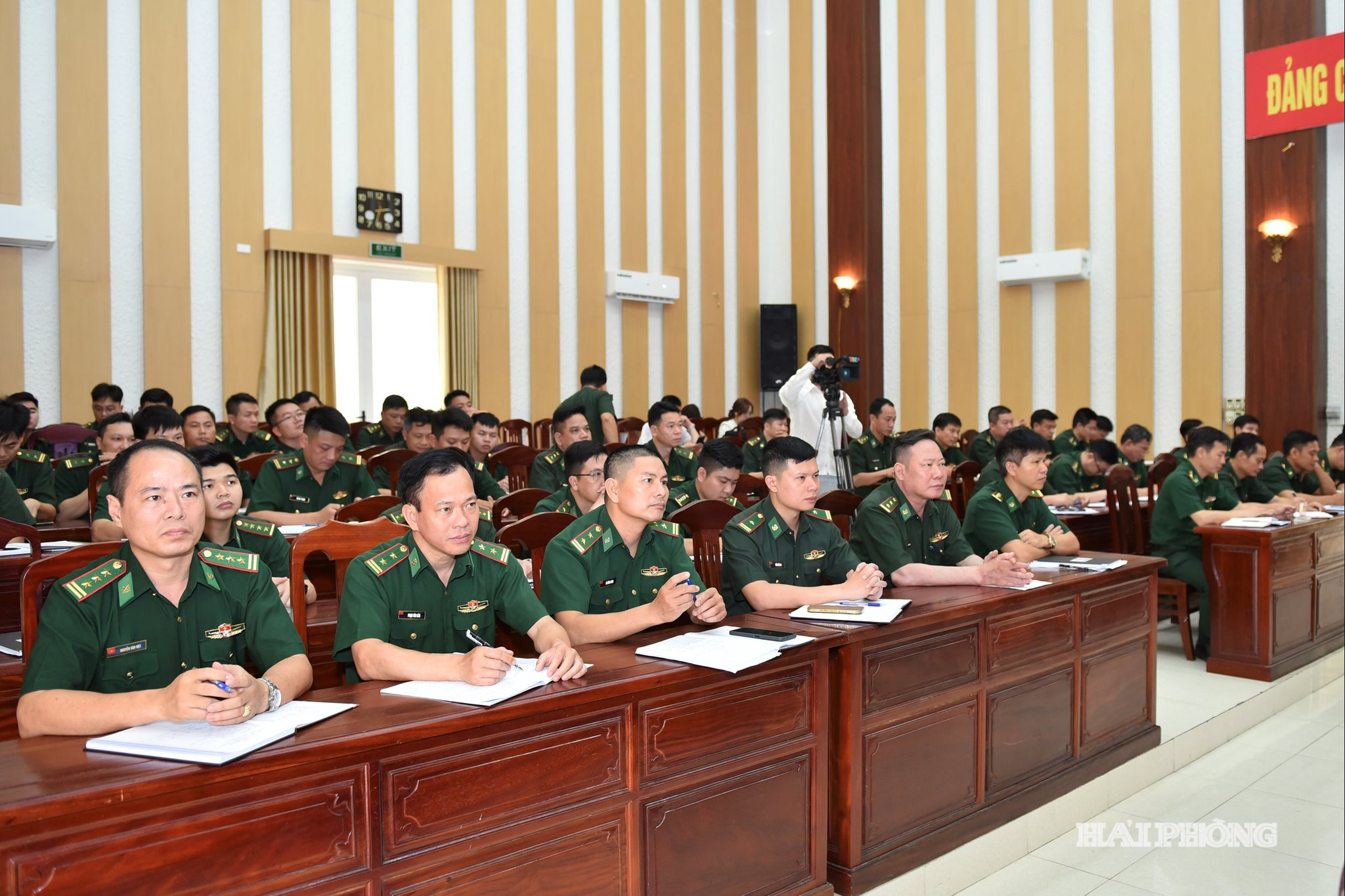 Các đại biểu dự hội nghị.