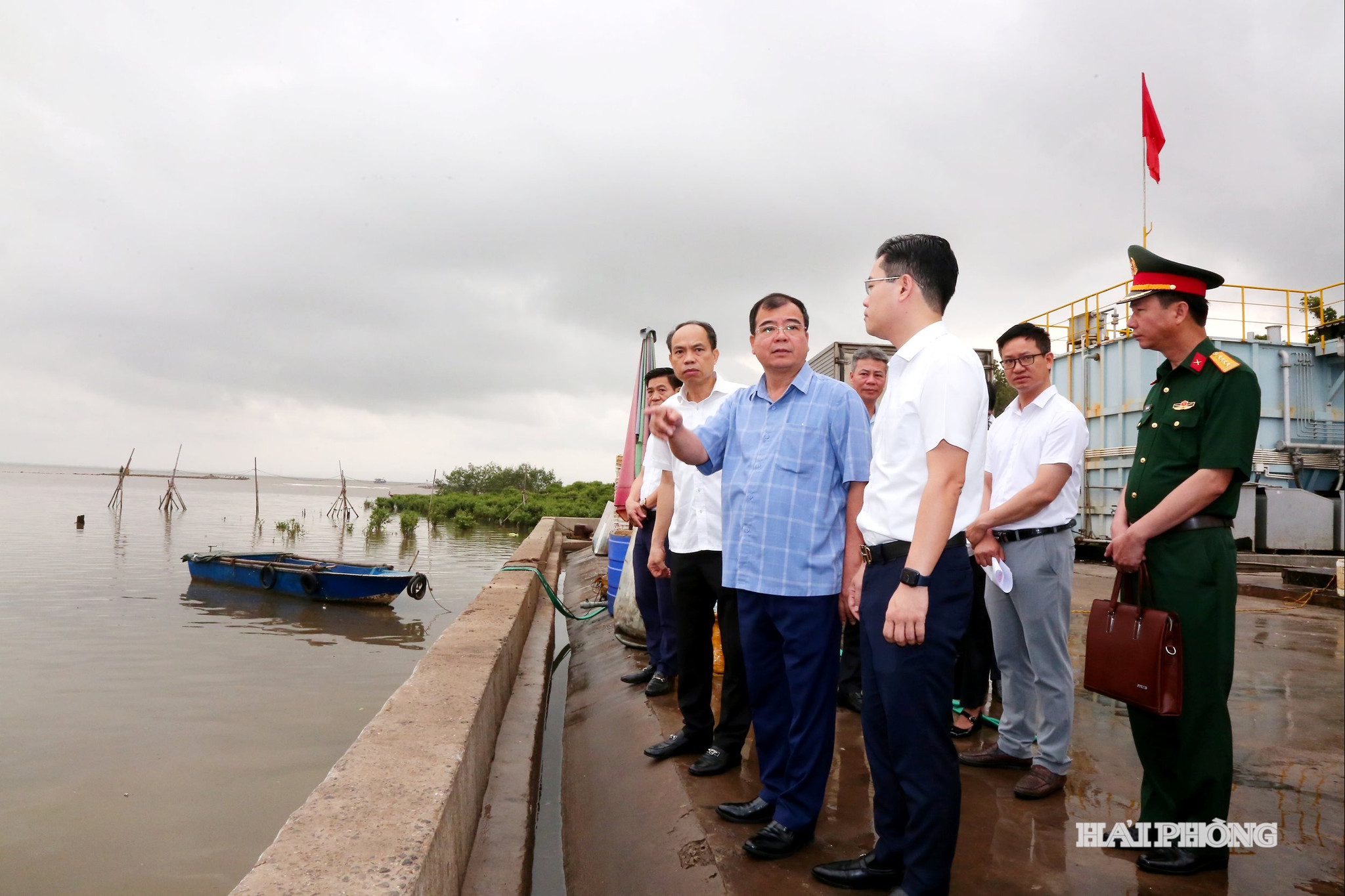 Đồng chí Nguyễn Minh Hùng, Phó chủ tịch UBND thành phố khảo sát Cảng cá Ngọc Hải