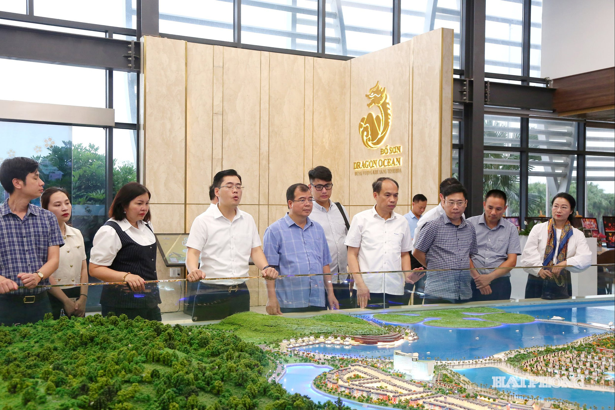 Đồng chí Nguyễn Minh Hùng, Phó chủ tịch UBND thành phố khảo sát Khu du lịch Quốc tế Đồi Rồng