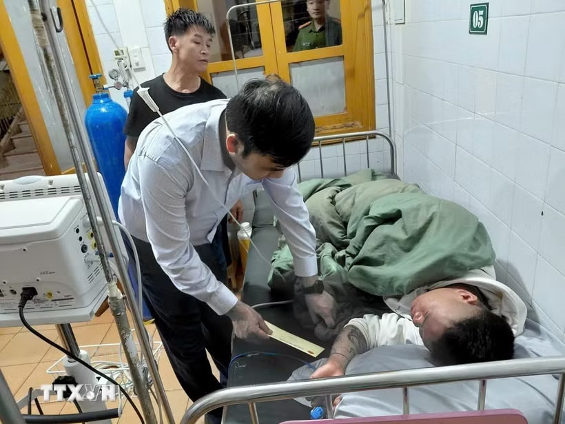 Lãnh đạo xã Bắc Hà (Lào Cai) thăm các nạn nhân bị thương do dông lốc, mưa đá đang điều trị tại Trung tâm Y tế khu vực Bắc Hà. (Ảnh: TTXVN phát)