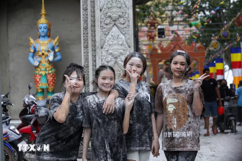 Các bạn trẻ hào hứng tham gia lễ hội tại chùa Botum Kirirangsay (còn gọi là chùa Khedol), thuộc phường Bình Minh, tỉnh Tây Ninh. (Ảnh: Giang Phương/TTXVN)