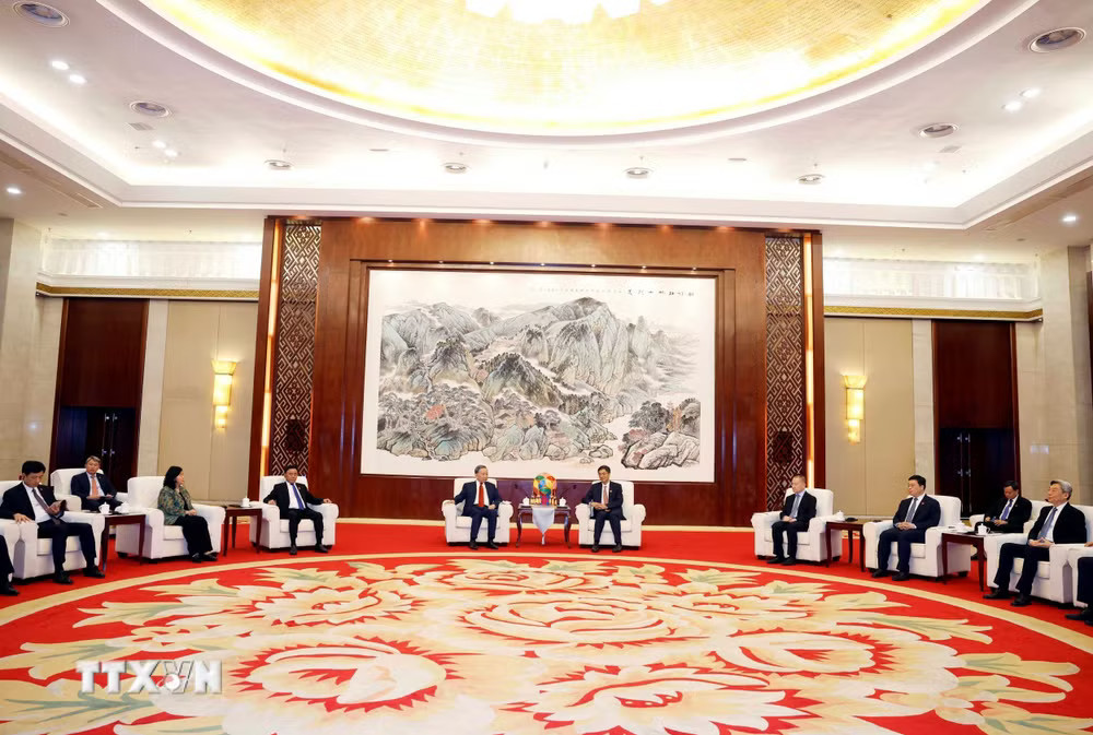 Quang cảnh buổi tiếp. (Ảnh: Thống Nhất/TTXVN) ttxvn-tong-bi-thu-chu-tich-nuoc-to-lam-hoi-kien-dong-chi-tran-cuong-uy-vien-trung-uong-dang-bi-thu-khu-uy-khu-tu-tri-dan-toc-choang-quang-tay-1604-4.jpg