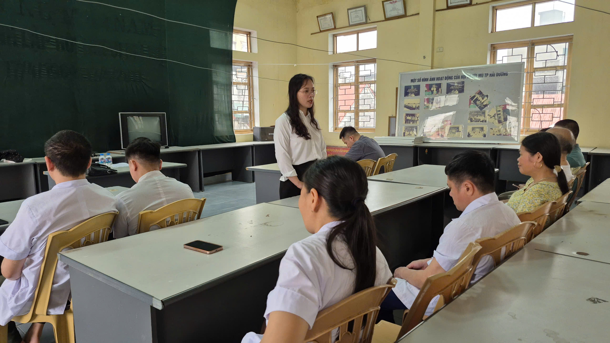 Cán bộ Trung tâm Trợ giúp pháp lý nhà nước thành phố tuyên truyền pháp luật cho người khiếm thị tại Hợp tác xã 18/4 vào sáng ngày 16/4/2026.