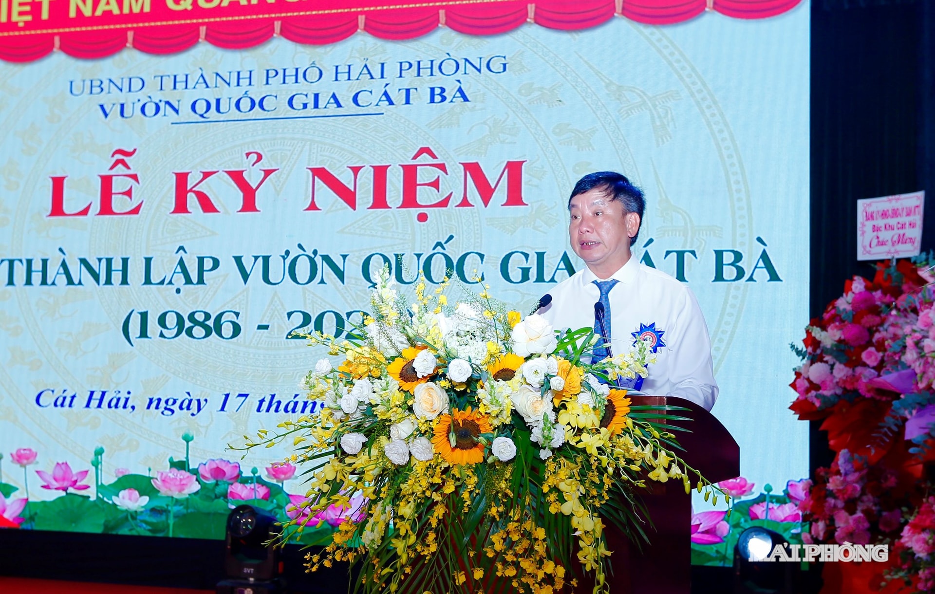 Il compagno Tran Van Quan, vicepresidente del Comitato popolare della città, ha tenuto un discorso durante la cerimonia di commemorazione.