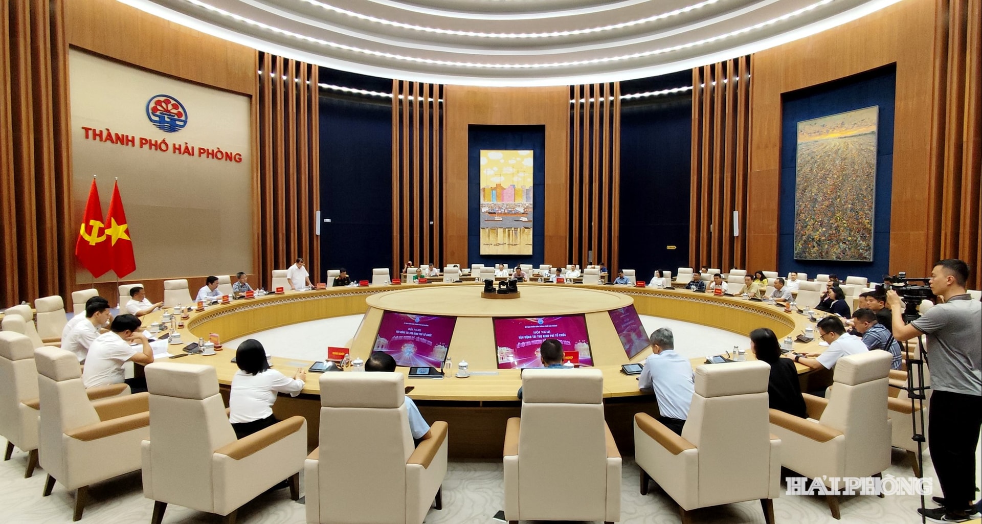 Đồng chí Nguyễn Minh Hùng, Phó chủ tịch UBND thành phố phát biểu chỉ đạo tại cuộc phát động tài trợ lễ hội Hoa Phượng 2026