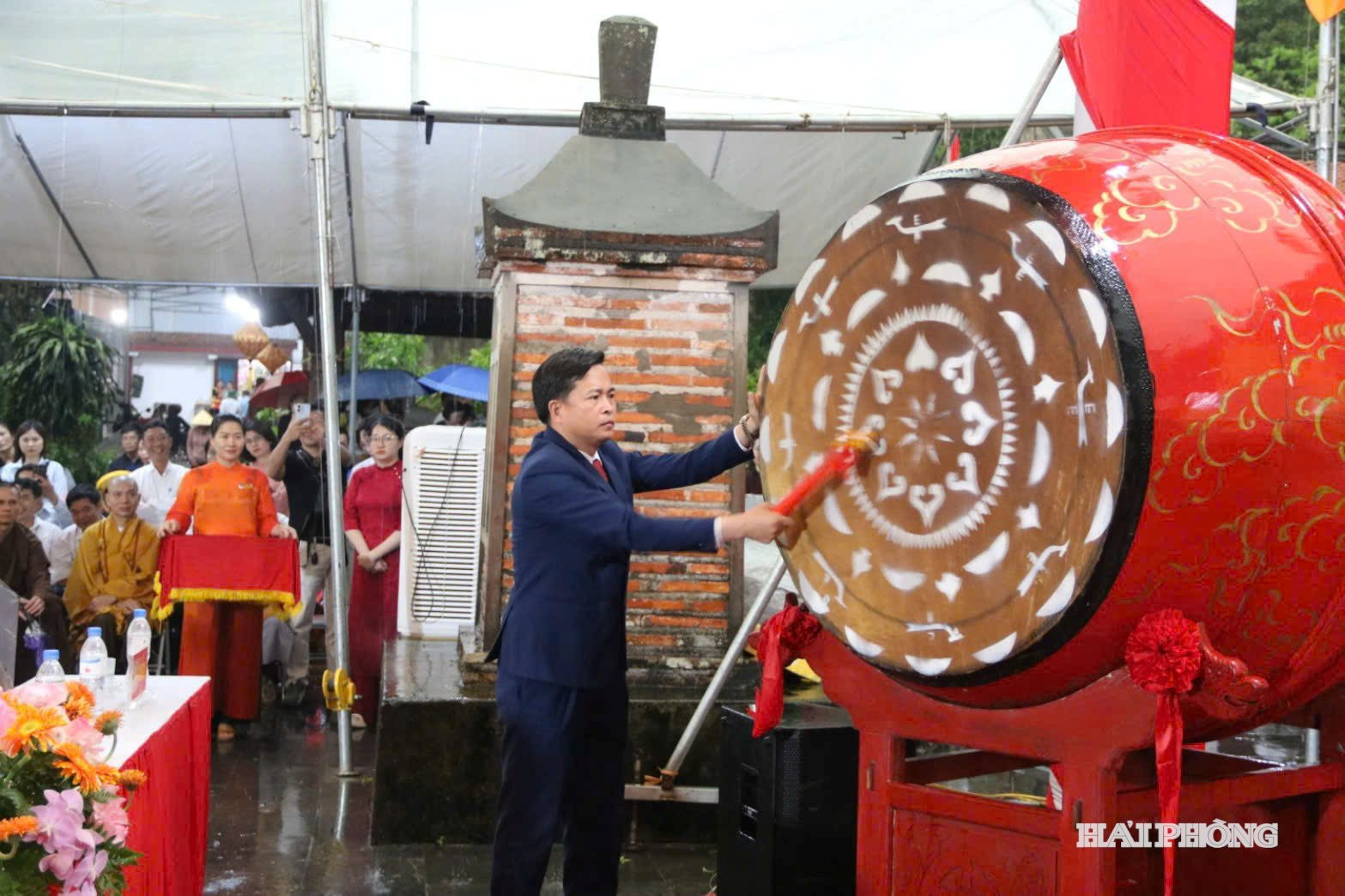 Lãnh đạo địa phương đánh trống khai hội.