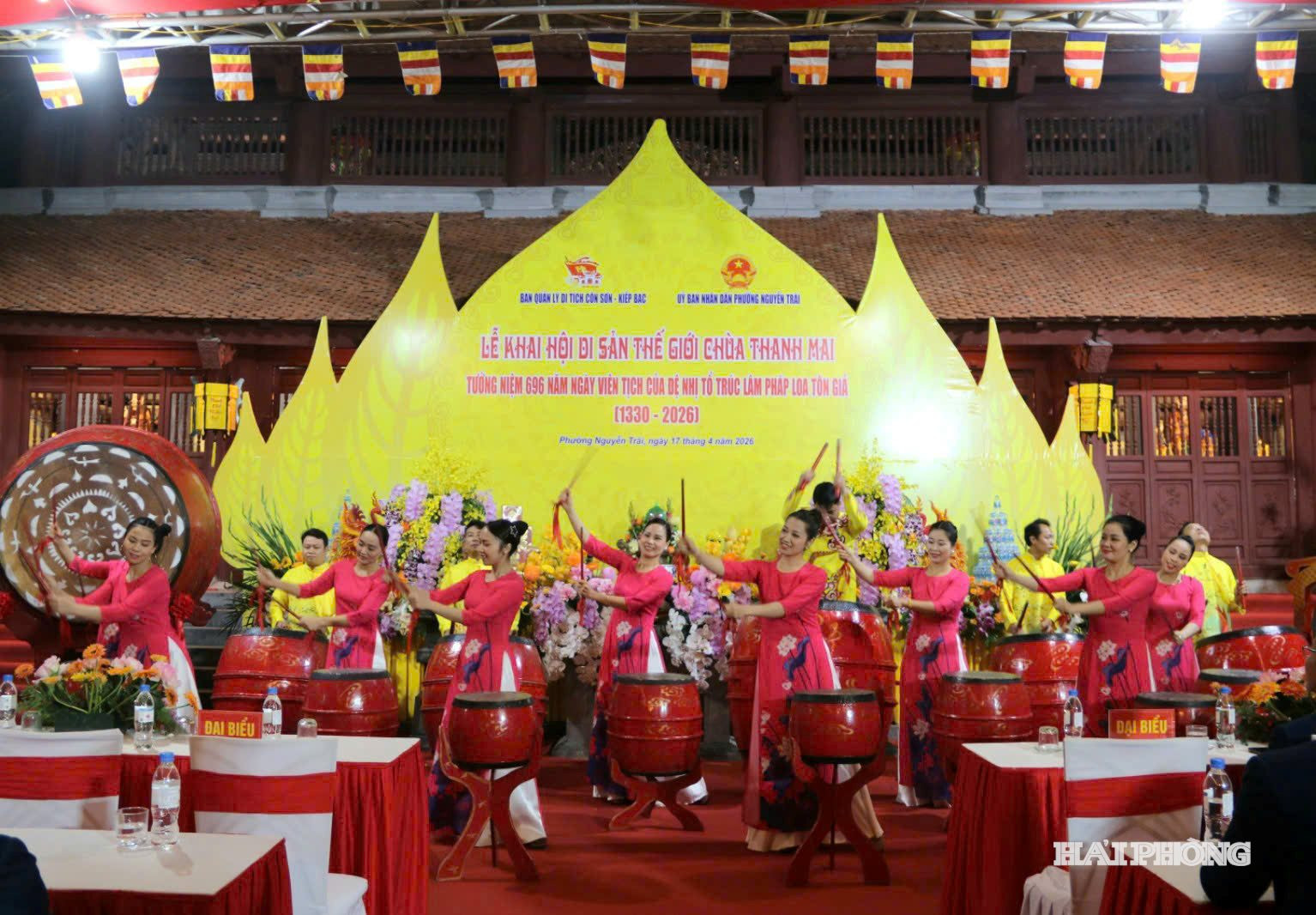 Màn trống hội rộn ràng trong Lễ khai hội.