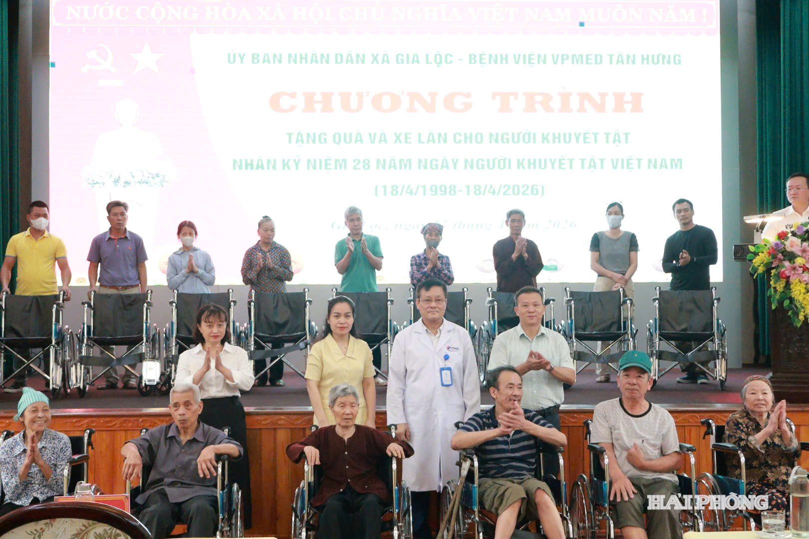 trao-qua-cho-nguoi-khuyet-tat.jpg