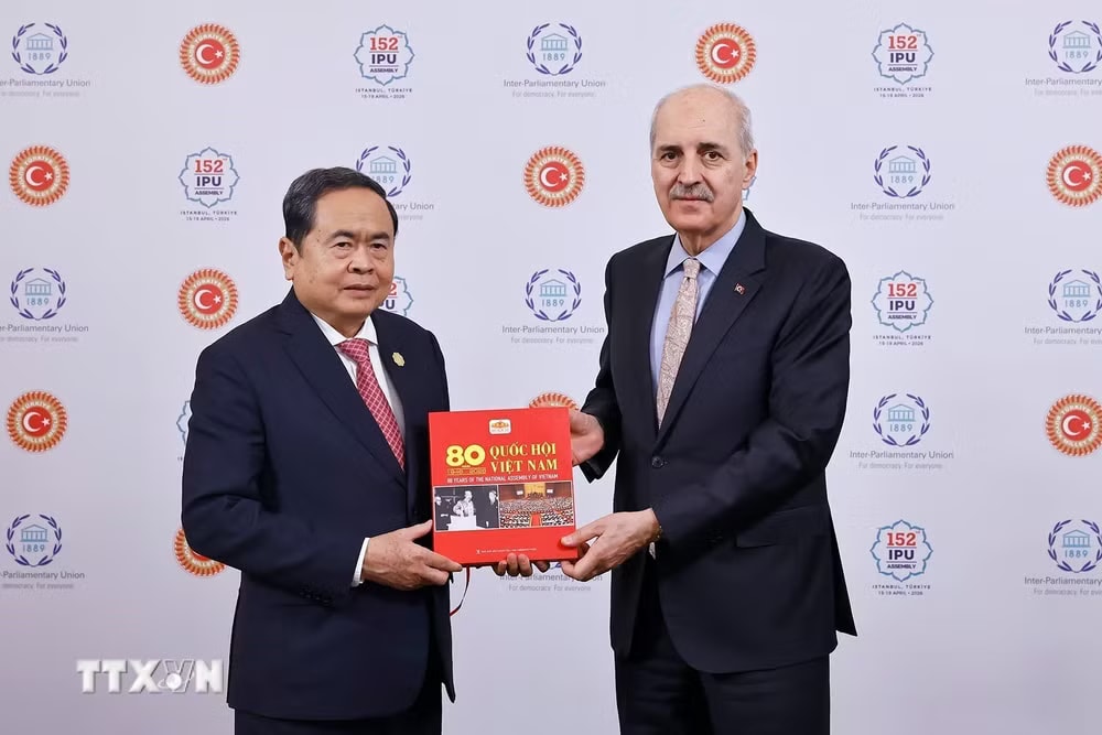 ttxvn-chu-tich-quoc-hoi-tran-thanh-man-hoi-kien-chu-tich-quoc-hoi-tho-nhi-ky-8708207-2.jpg