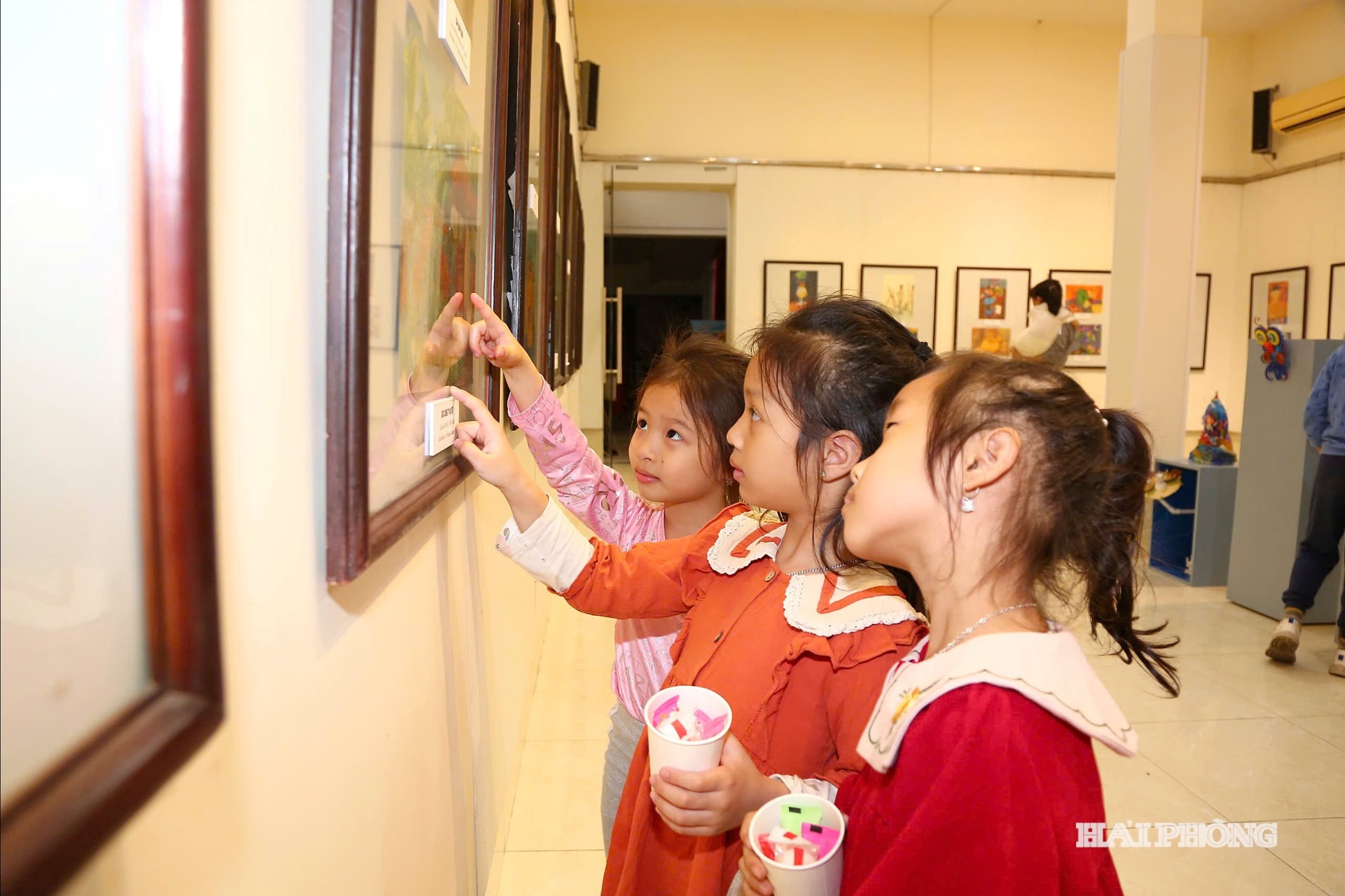 Các em nhỏ tham quan triển lãm dịp lễ. Ảnh ĐỖ HIỀN
