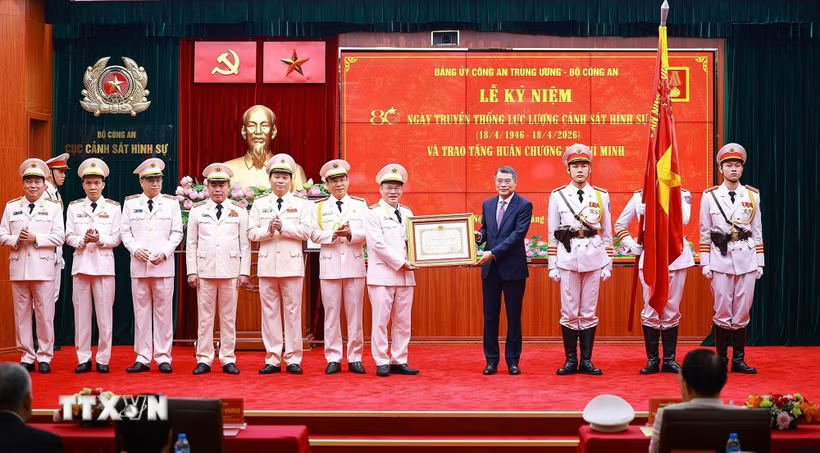 canh-sat-hinh-su-03.png