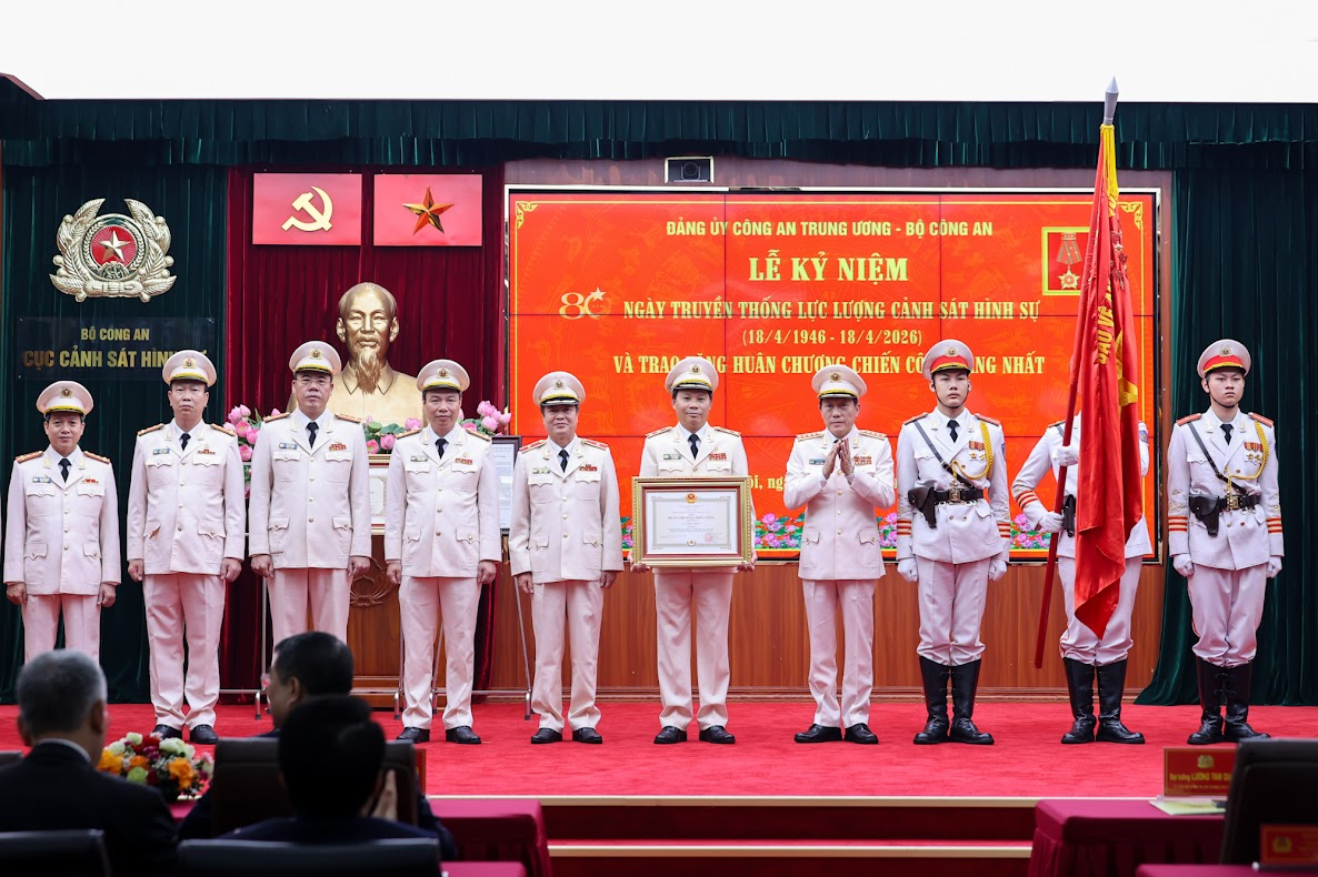 canh-sat-hinh-su-04.png