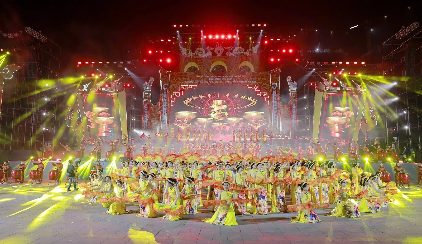 chuong-trinh-nghe-thuat-khai-mac.png
