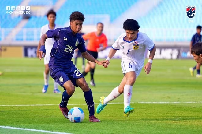 U17 Lào (áo trắng) loại Thái Lan ở giải Đông Nam Á. (Nguồn: FAT)