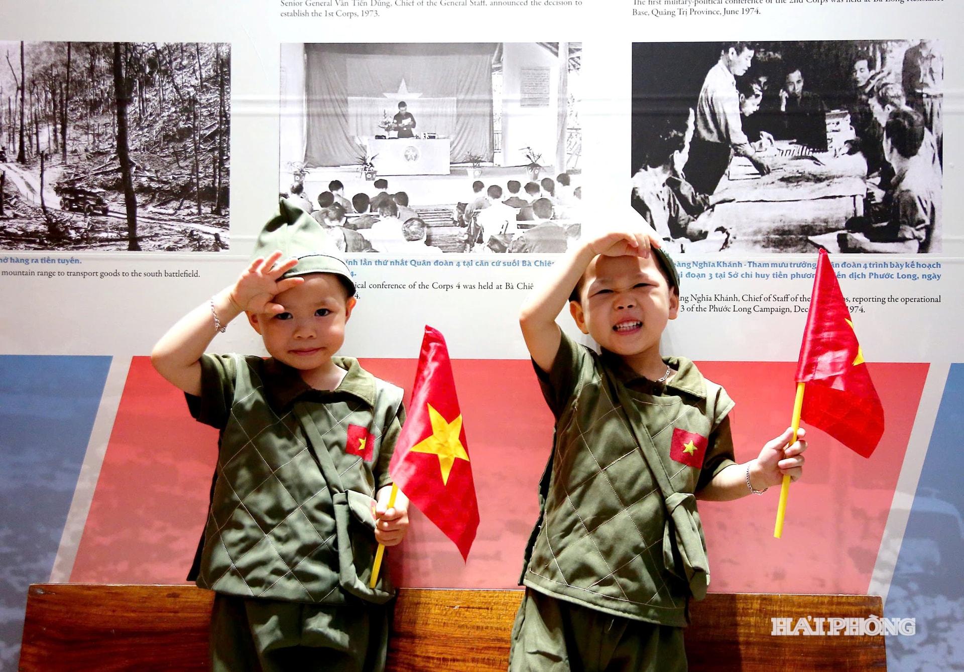 Thiếu nhi trong trang phục bộ đội Cụ Hồ tham quan Bảo tàng những ngày tháng 4, tháng 5 lịch sử. Ảnh ĐỖ HIỀN