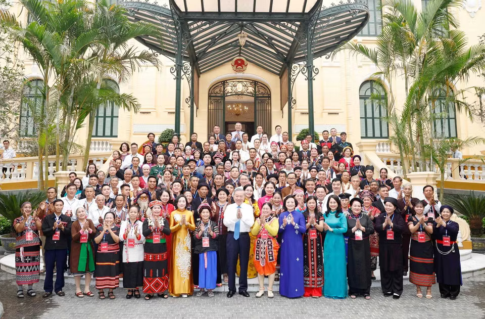 tong-bi-thu-cung-cac-dai-bieu.png
