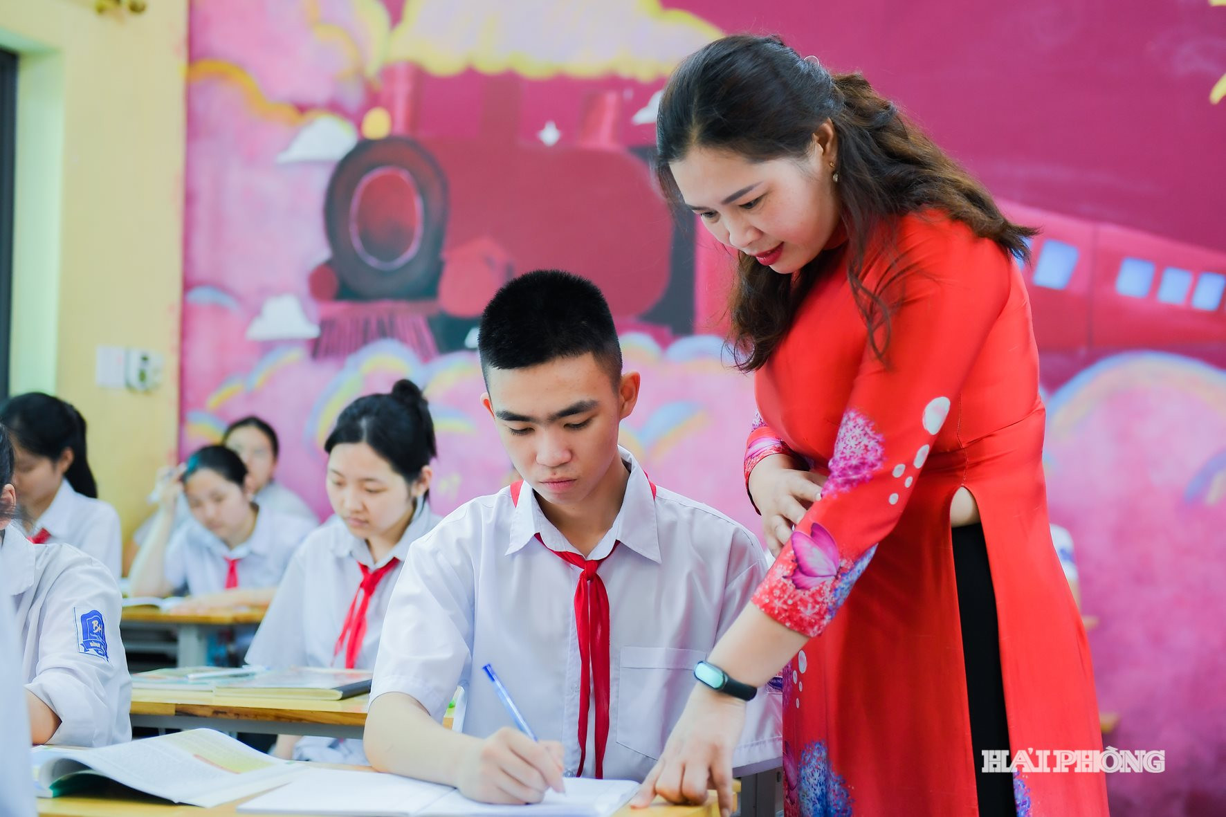 Trong quá trình tham gia Cuộc thi viết thư UPU, Trần Chí Cường luôn nhận được sự đồng hành, động viên và hướng dẫn tận tình từ thầy cô giáo, qua đó xuất sắc giành giải nhất. Ảnh: THÀNH CHUNG