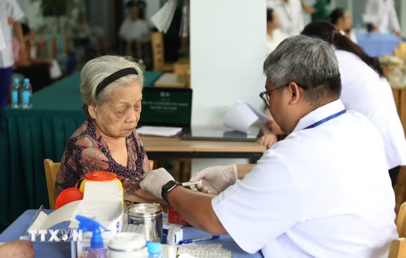 Chăm sóc sức khỏe người cao tuổi. (Ảnh: Đinh Hằng/TTXVN)
