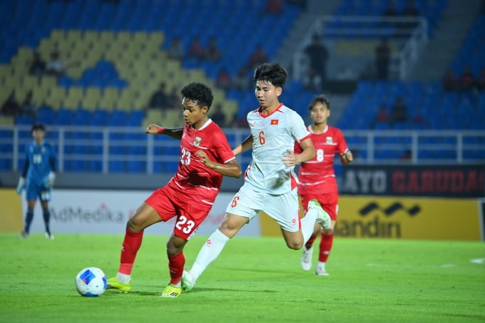 Tiền vệ Việt Nam Đào Quý Vương (áo trắng) thi đấu trong trận hòa Indonesia 0-0 ở lượt cuối bảng A U17 Đông Nam Á 2026, trên sân Gelora Delta ở Indonesia ngày 19/4/2026. Ảnh: VFF