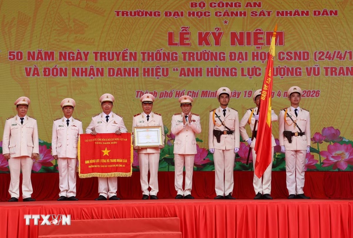 truong-dai-hoc-canh-sat-nhan-dan-don-nhan-danh-hieu.jpg