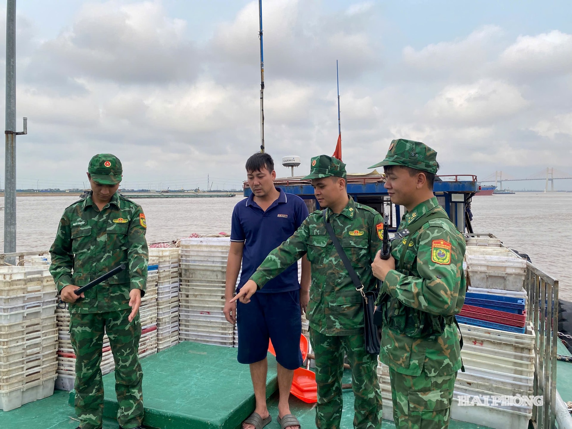 Lực lượng chức năng kiểm tra hàng hoá trên phương tiện
