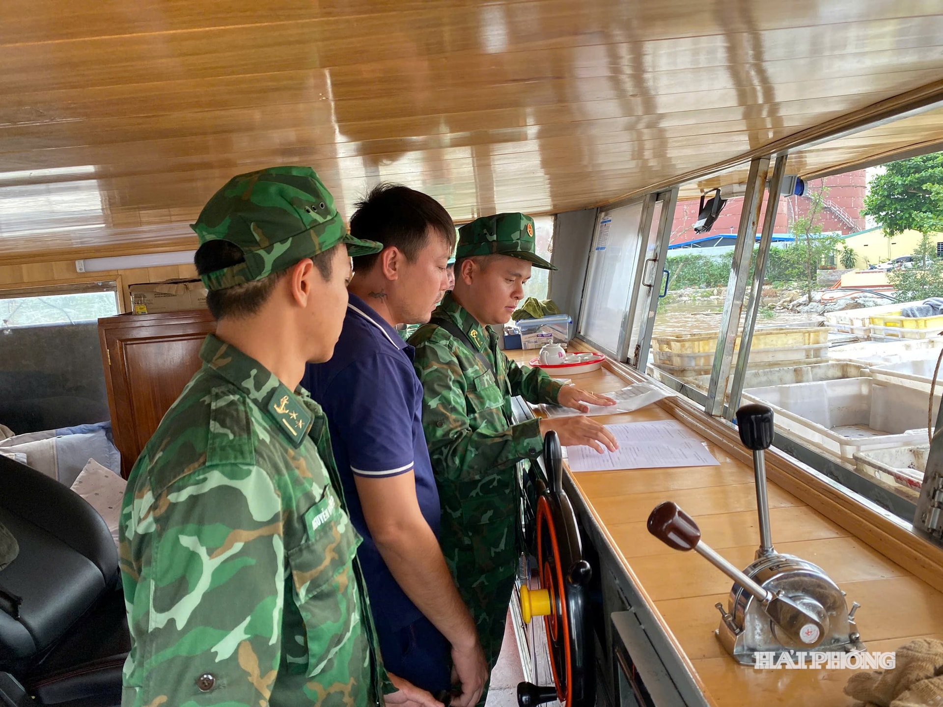 Lực lượng chức năng kiểm tra phương tiện.