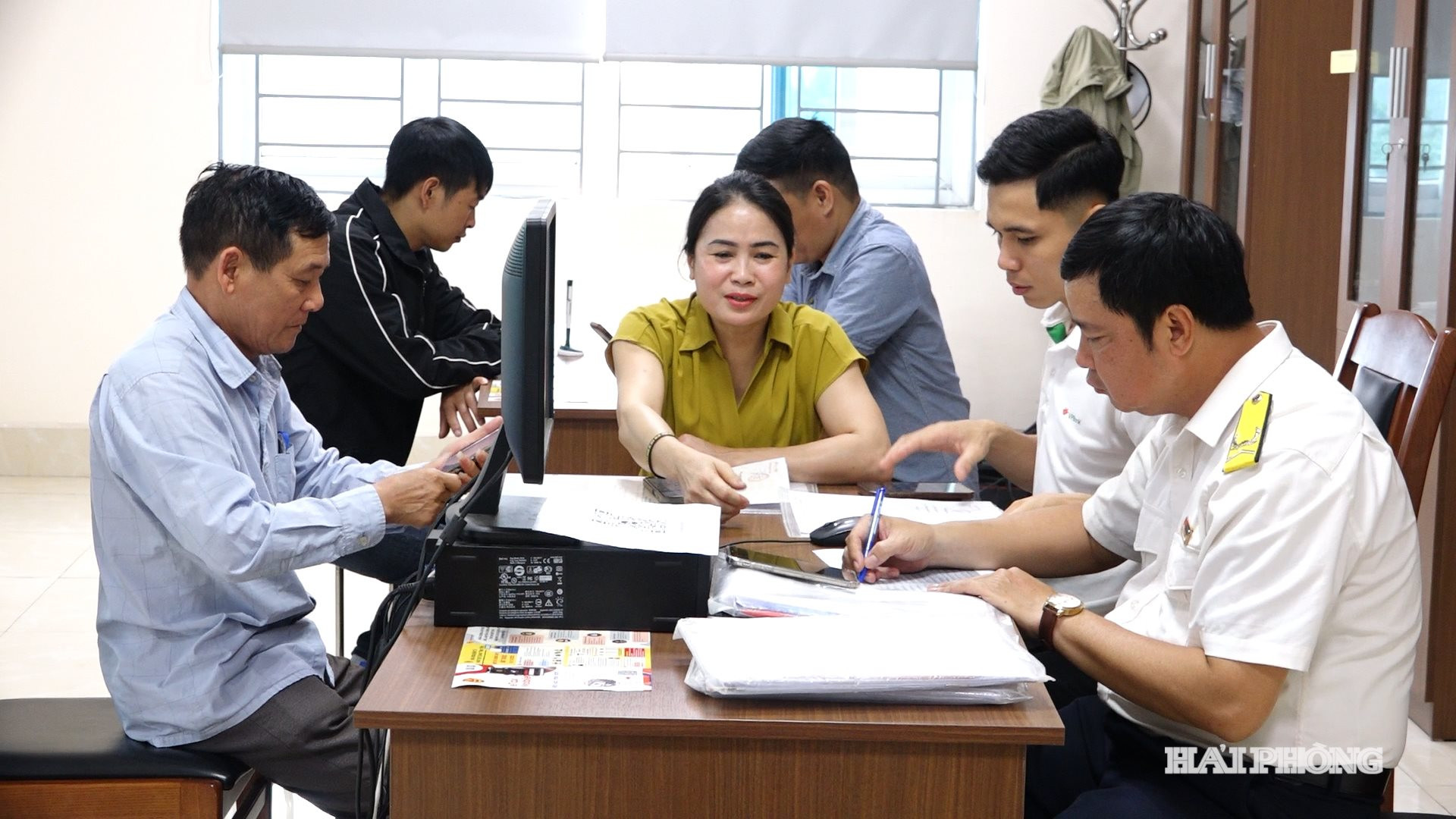 Thuế cơ sở 2 tăng cường hỗ trợ hộ kinh doanh đăng ký, kê khai, nộp thuế.