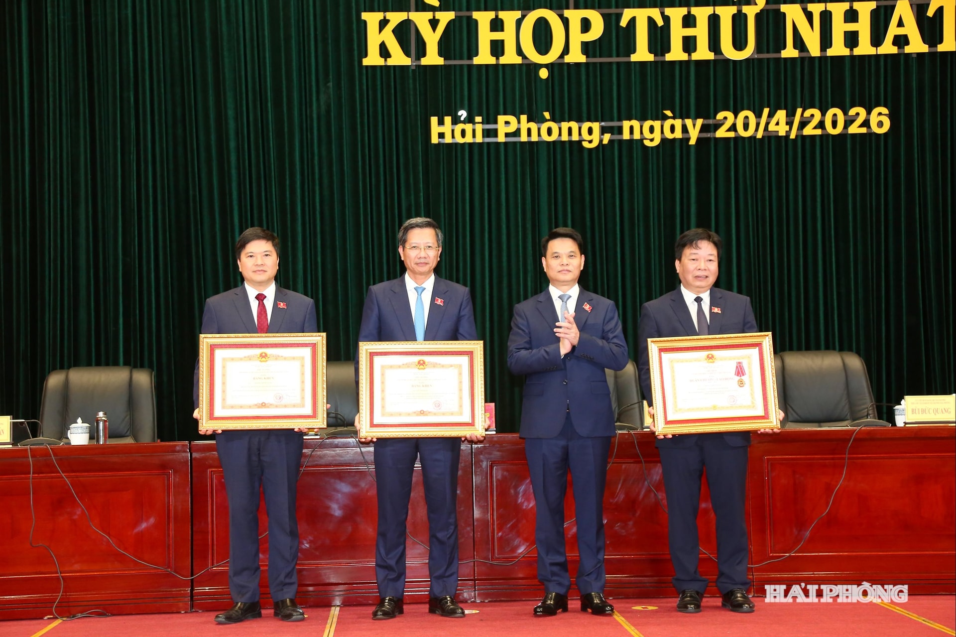 Đồng chí Lê Ngọc Châu, ủy viên Trung ương Đảng, Trưởng đoàn Đại biểu Quốc hội, Bí thư Thành ủy Hải Phòng trao Bằng khen của Chủ tịch nước và Thủ tướng Chính phủ tặng các