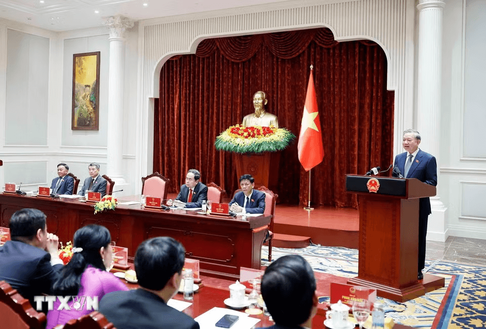 tong-bi-thu-gap-mat-03.png