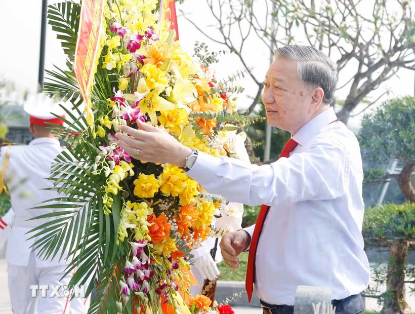 Tổng Bí thư, Chủ tịch nước Tô Lâm và các đồng chí lãnh đạo Đảng, Nhà nước dâng hoa, dâng hương tại Khu di tích cố Tổng Bí thư Hà Huy Tập tại xã Cẩm Hưng, tỉnh Hà Tĩnh. (Ảnh: Thống Nhất/TTXVN)