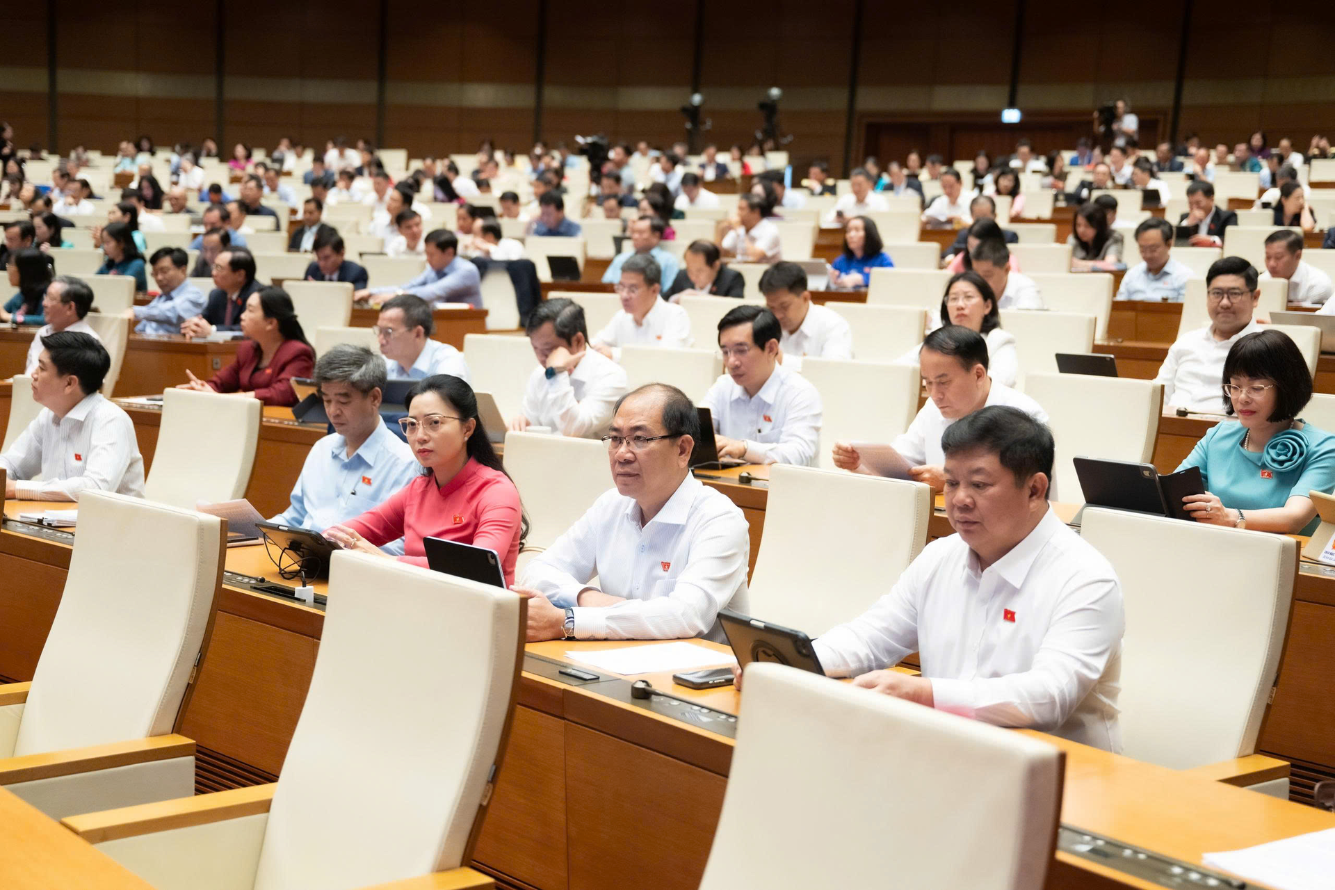 dai-bieu-quoc-hoi-thao-luan-2.png