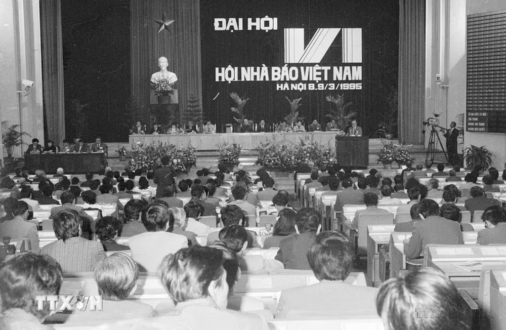 Phiên khai mạc Ðại hội lần thứ VI Hội nhà báo Việt Nam diễn ra tại Hà Nội, từ ngày 8-9/3/1995. (Ảnh: Văn Hiền/ TTXVN) ttxvn-2004-hoi-nha-bao-vi-the-doi-song-xa-hoi-14.jpg