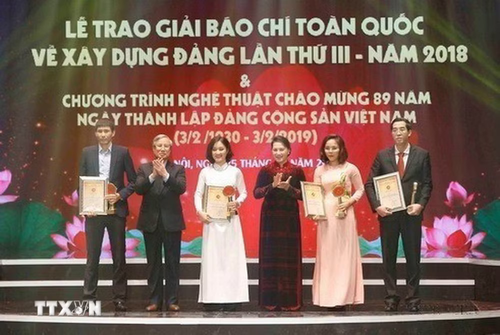 Chủ tịch Quốc hội Nguyễn Thị Kim Ngân và đồng chí Trần Quốc Vượng, Ủy viên Bộ Chính trị, Thường trực Ban Bí thư trao giải A cho tác giả và nhóm tác giả đoạt giải tại Lễ trao Giải báo chí toàn quốc về xây dựng Đảng (Giải Búa liềm vàng) lần thứ III - năm 2018. (Ảnh: Doãn Tấn/TTXVN) ttxvn-2004-hoi-nha-bao-vi-the-doi-song-xa-hoi-2.jpg