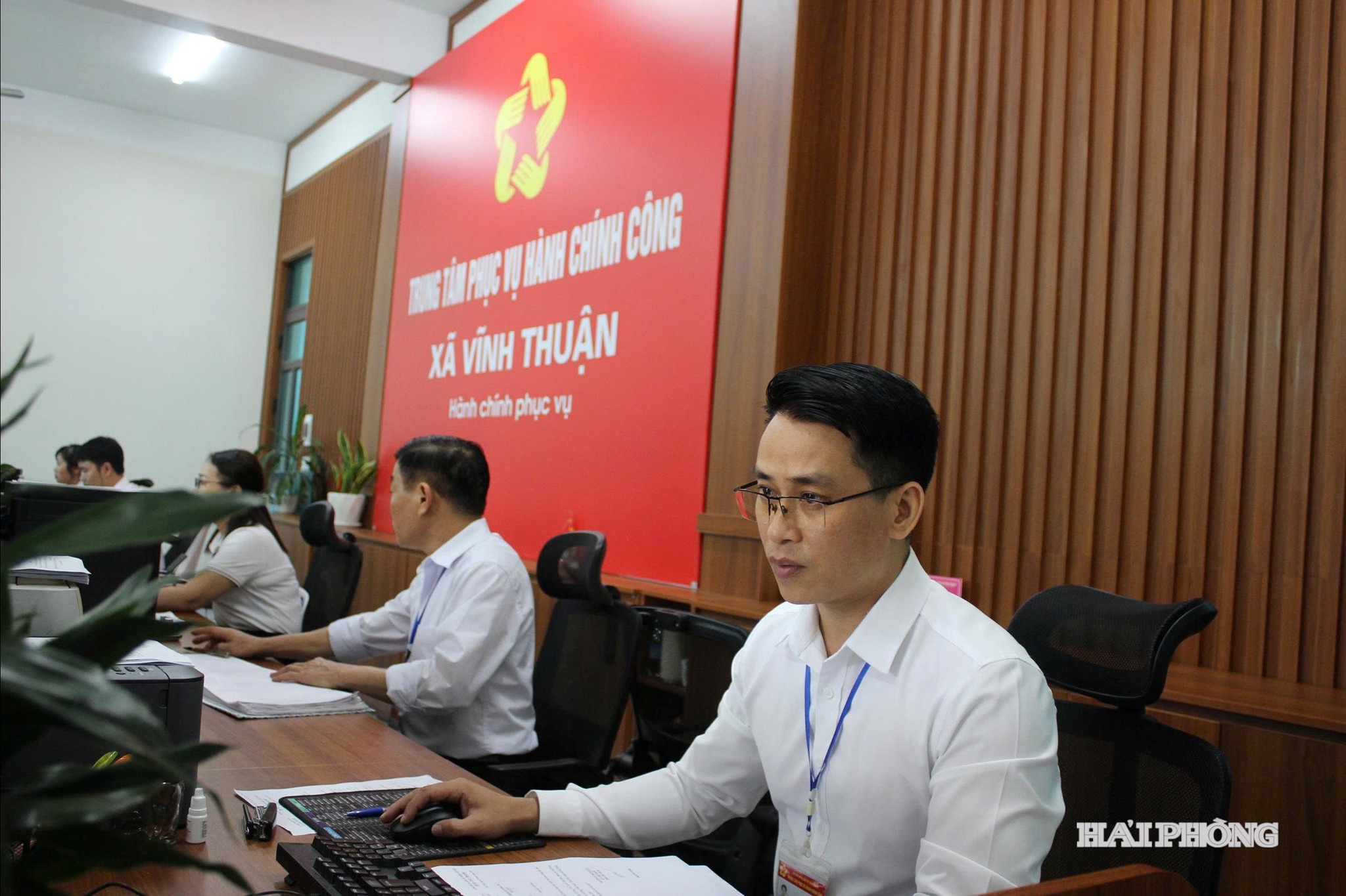 Nghị quyết áp dụng với các cán bộ, công chức trong cơ quan của Đảng, Nhà nước, Uỷ ban MTTQ Việt Nam, tổ chức chính trị - xã hội và viên chức trong đơn vị sự nghiệp công lập trên địa bàn thành phố.