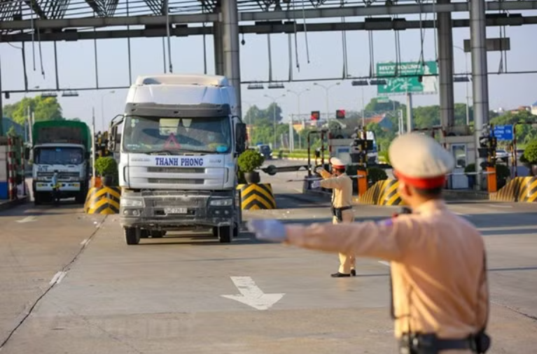 Người lái xe ô tô kinh doanh vận tải và vận tải nội bộ không được phép lái xe liên tục quá 4 giờ.