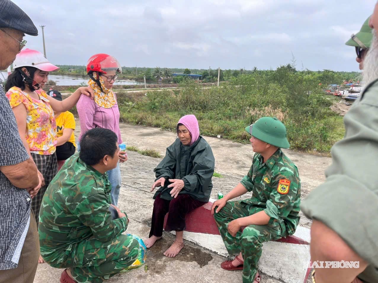 Cán bộ, chiến sĩ Đồn Biên phòng Vinh Quang đưa bà Gái vào bở an toàn