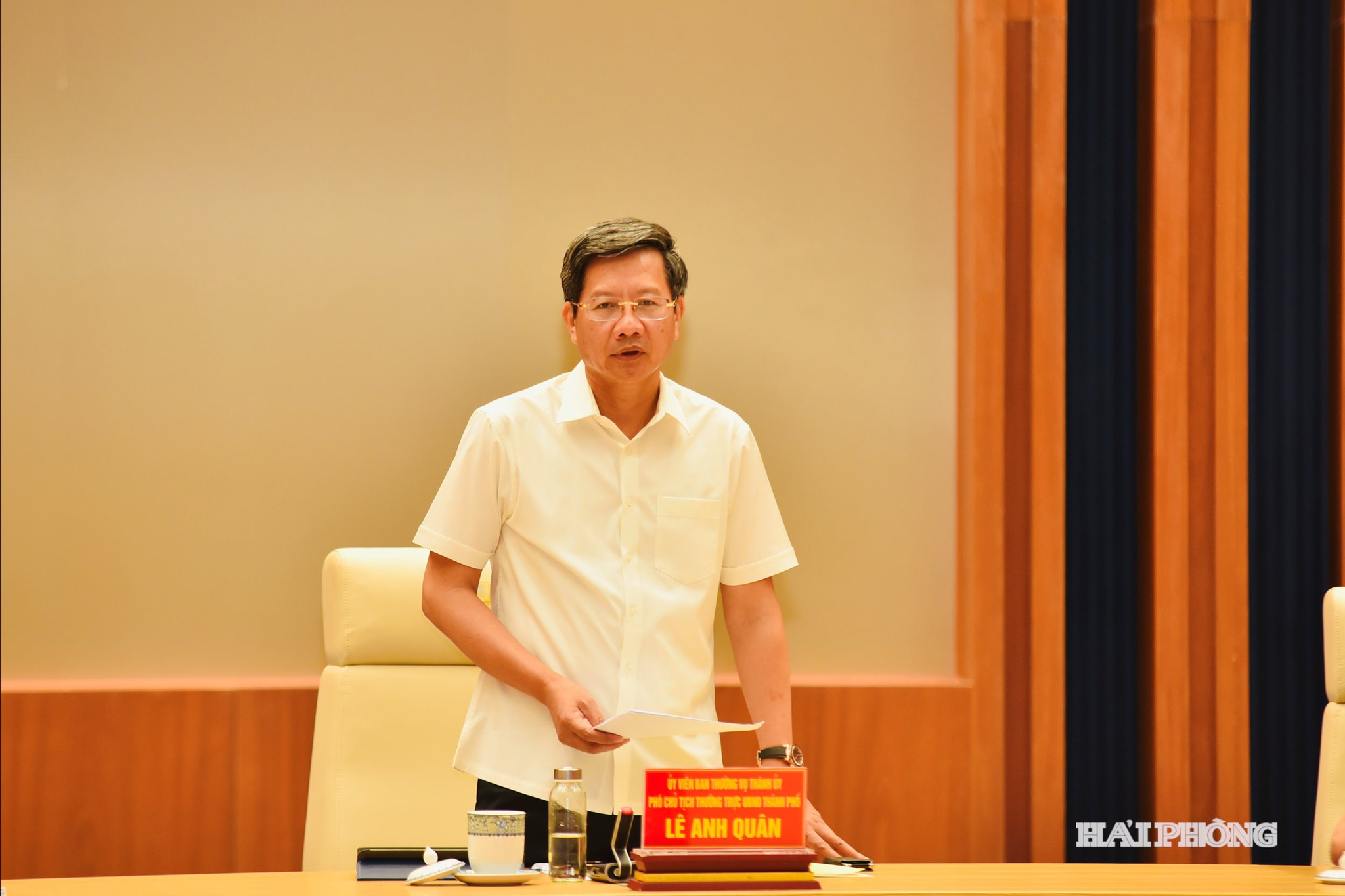 Đồng chí Lê Anh Quân, Uỷ viên Ban Thường vụ Thành uỷ, Phó Chủ tịch Thường trực UBND thành phố phát biểu tại hội nghị.