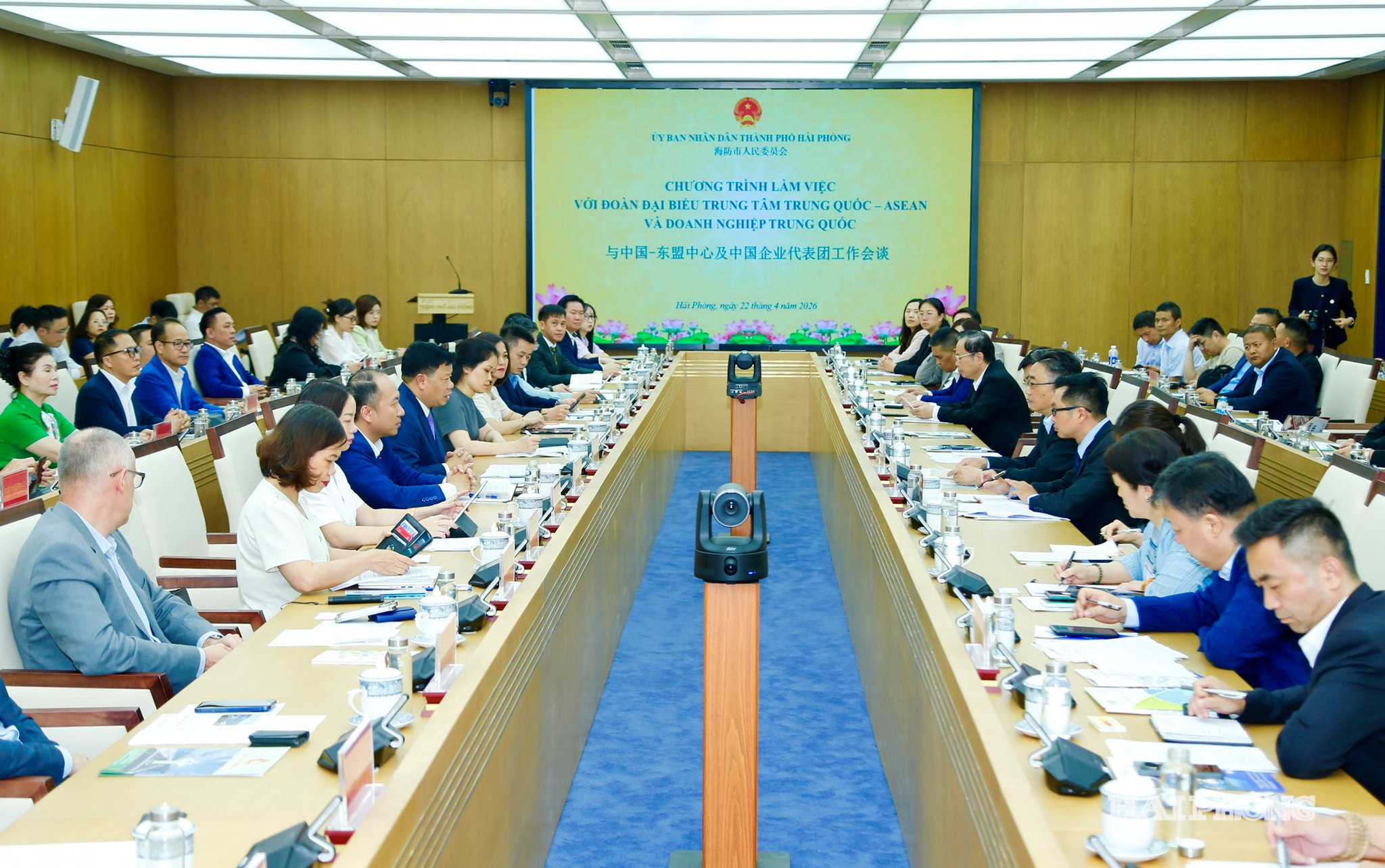 Quang cảnh cuộc làm việc.